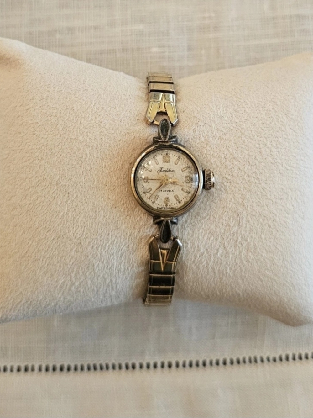 Cool Vintage Tradition Gold Tone 17 Jewels Watch with Mechanical Movement